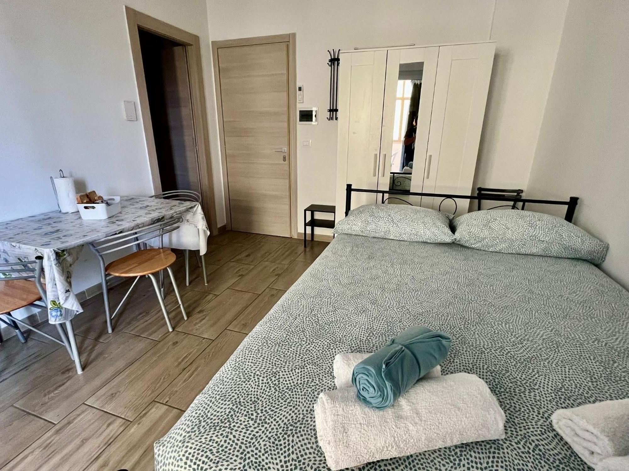 Il Gattino Di Porto - Apt 3 - Monolocale Veranda Piscina インペリア エクステリア 写真